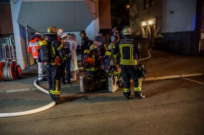 Stuttgart Ost: Naechtlicher Grosseinsatz der Feuerwehr bei Zimmerbrand